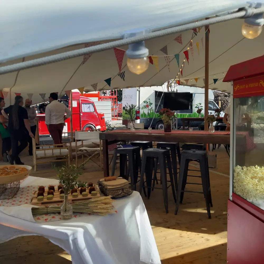Événement sous tente avec food trucks