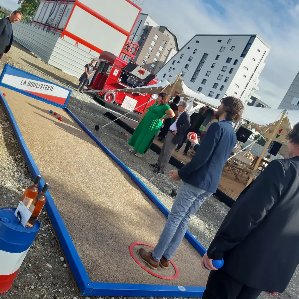 Personnes jouant à la pétanque en extérieur