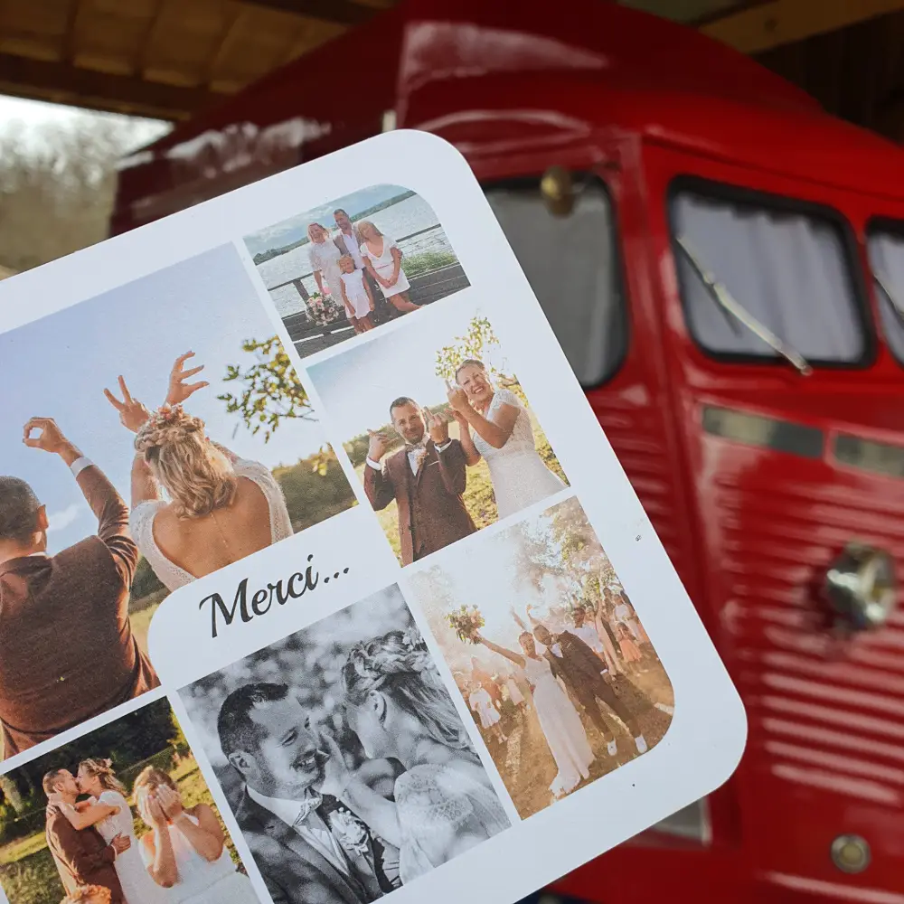 Carte de remerciement de mariage devant un véhicule rouge
