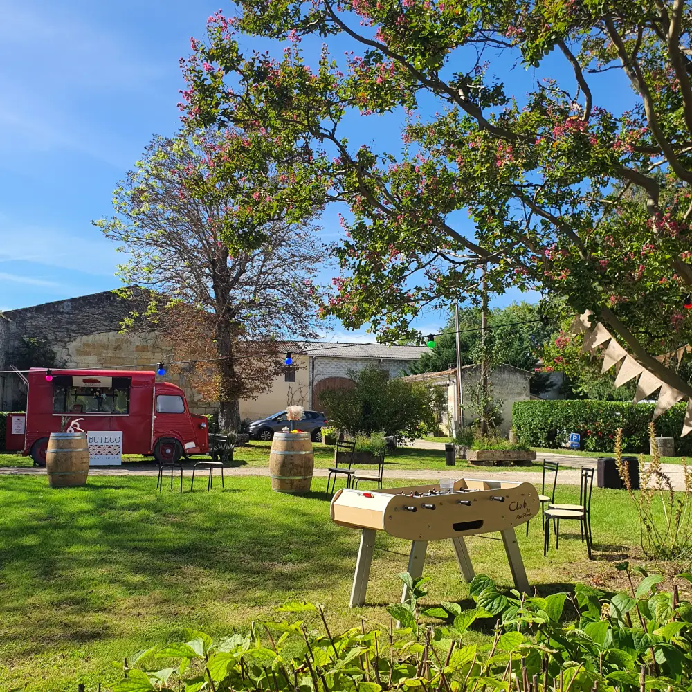 Camion rouge et baby-foot dans un jardin