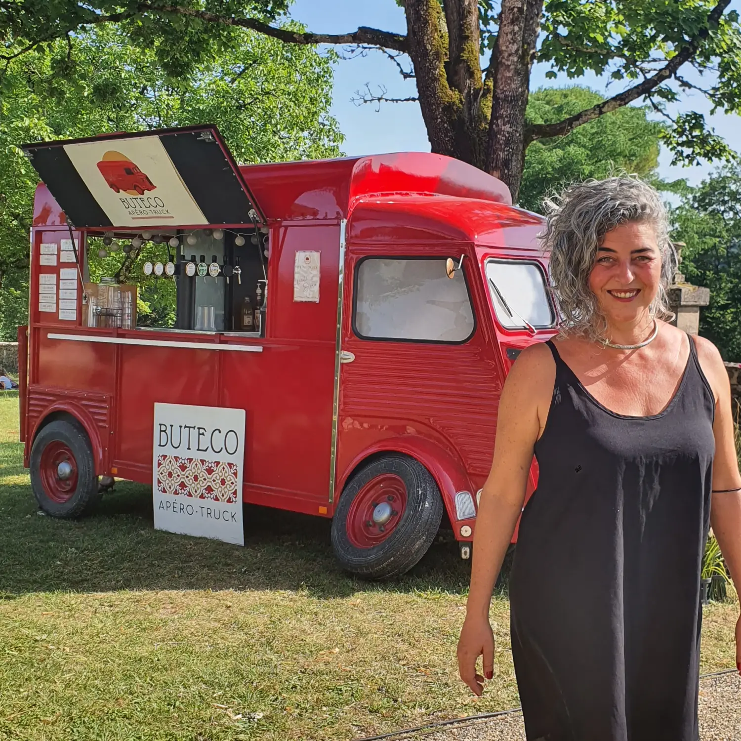 Femme devant un camion apéro rouge