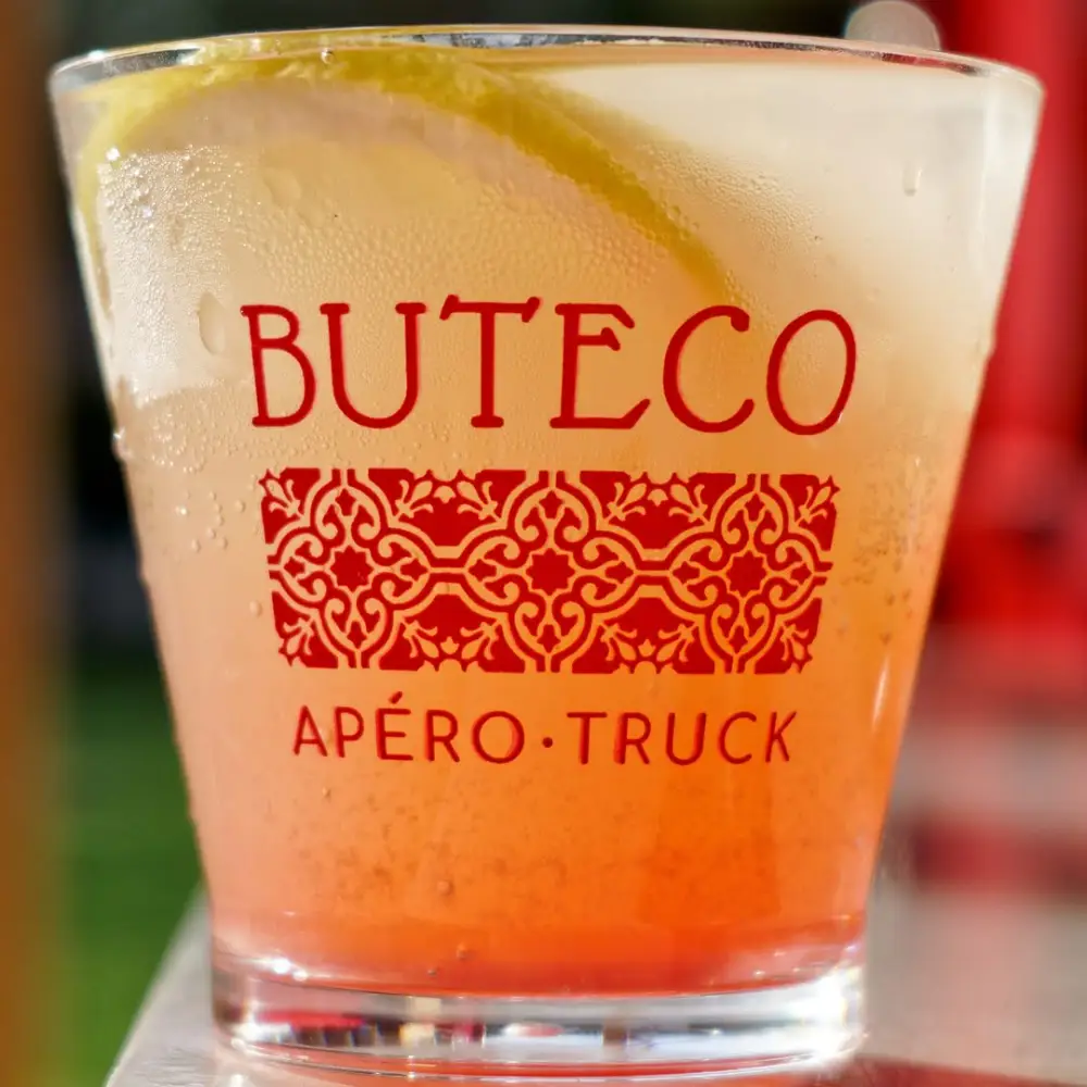 Cocktail avec citron dans un verre Buteco