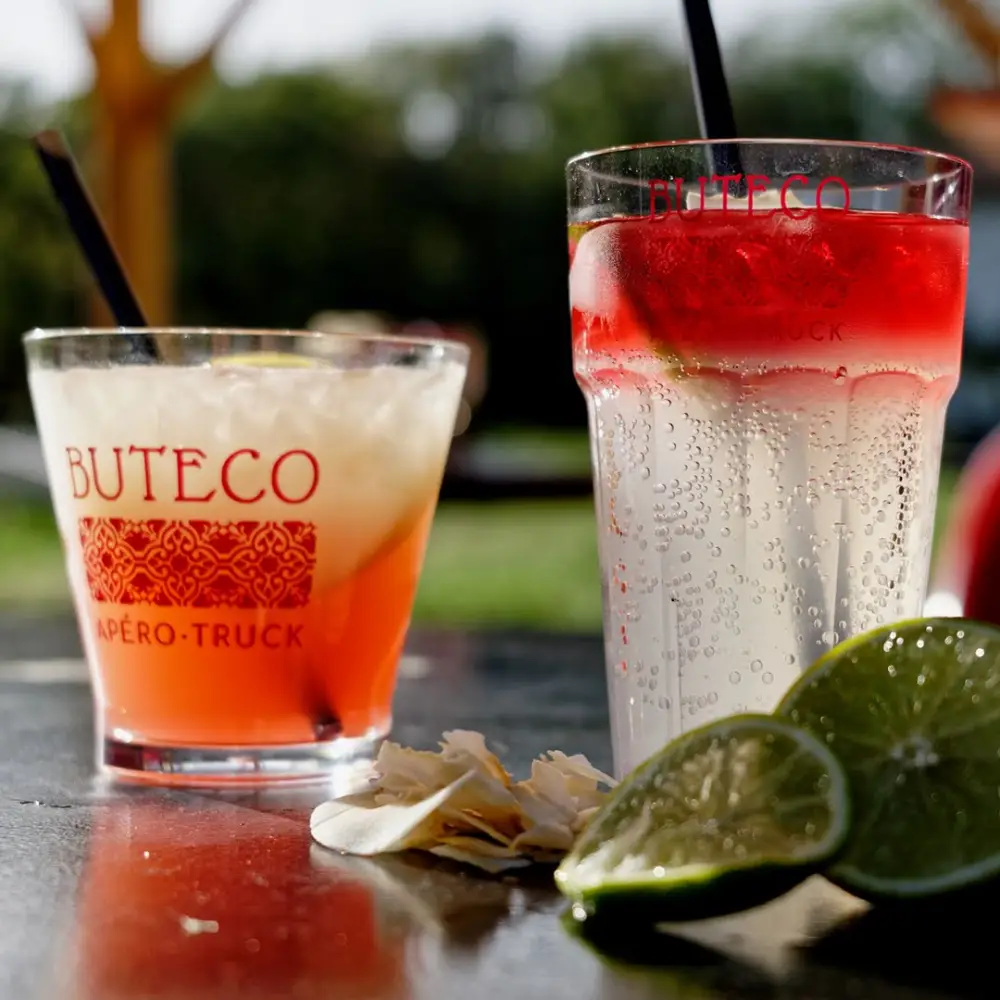 Deux cocktails sur table avec citron vert