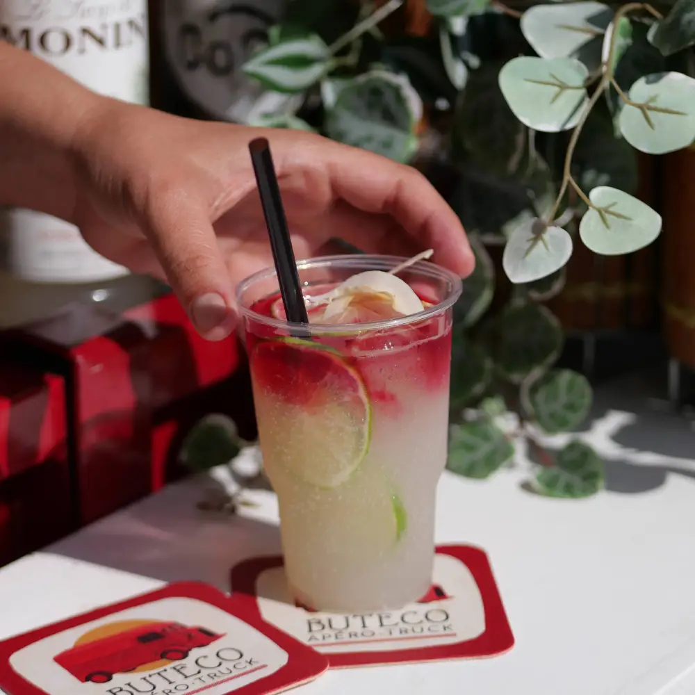 Cocktail avec citron vert et fraises