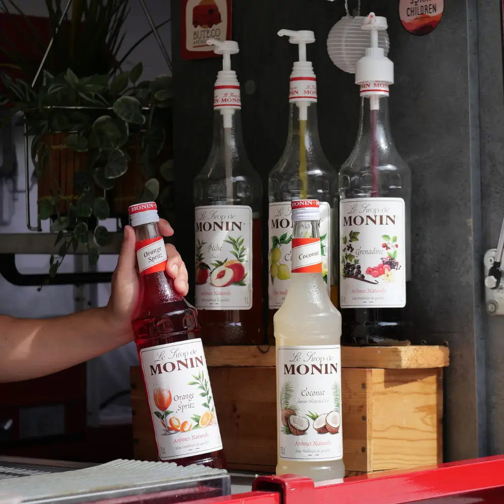 Bouteilles de sirop Monin sur étagère