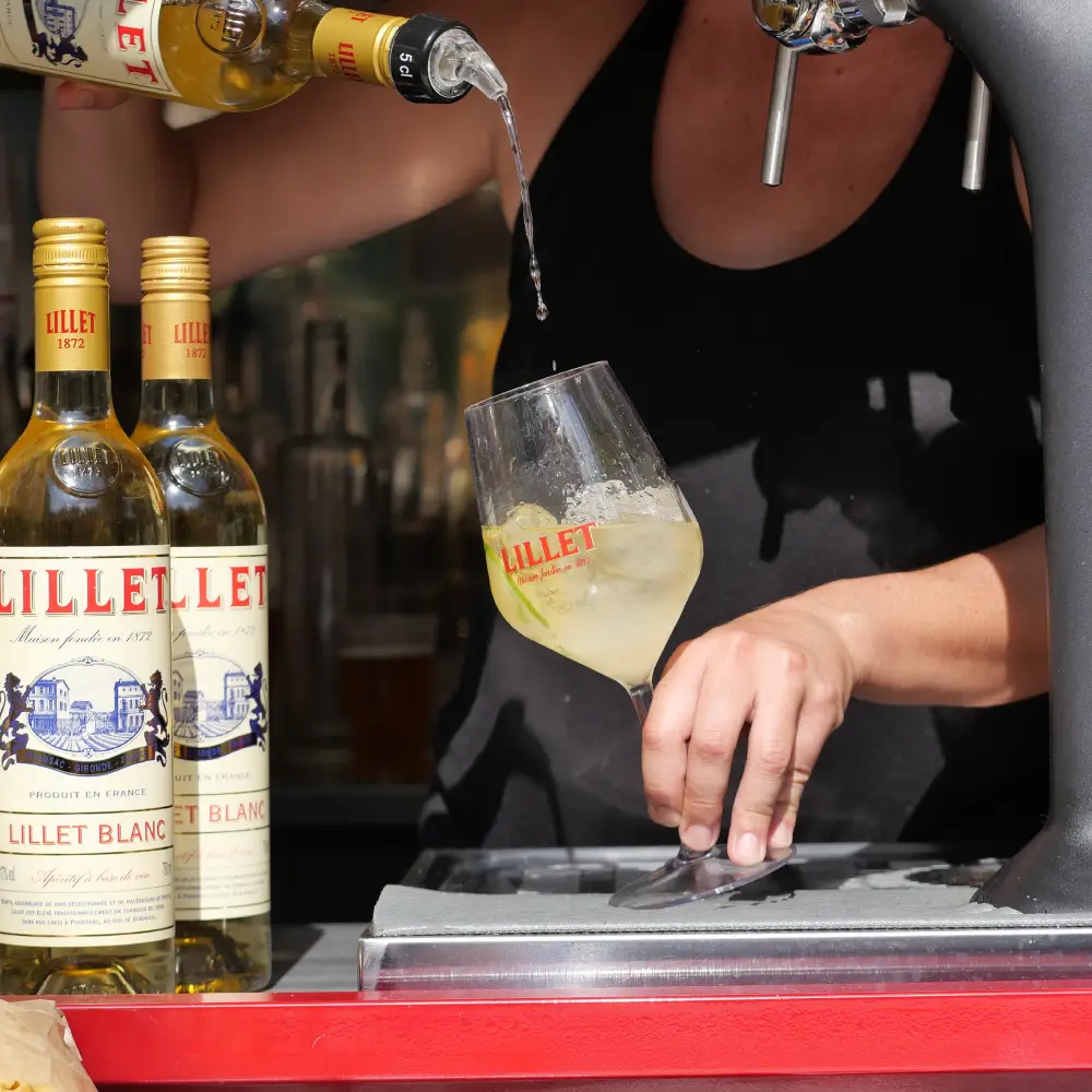 Versement de Lillet Blanc dans un verre