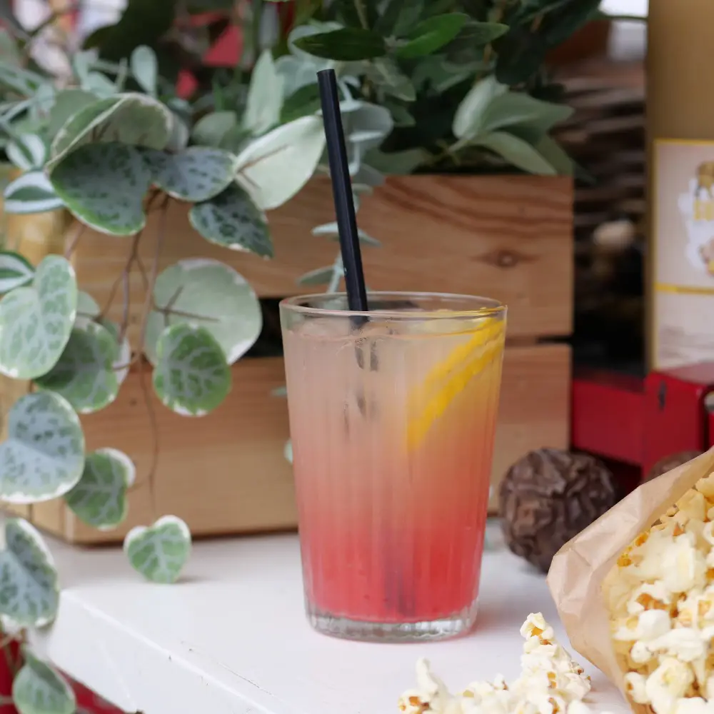 Boisson rose avec une tranche de citron