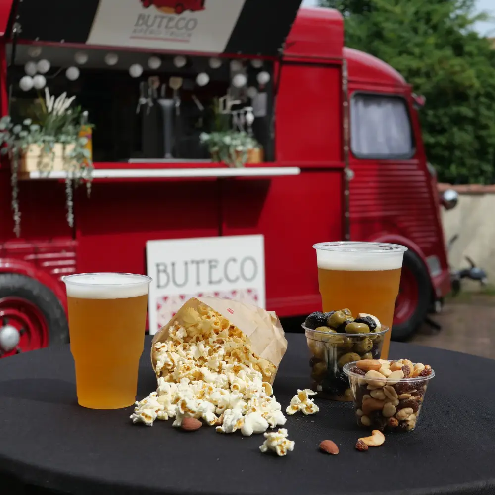 Food truck rouge avec bière et snacks